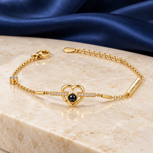 Goldenes Fotoarmband mit Kristallherz, Projektionslinse und Gravurstab