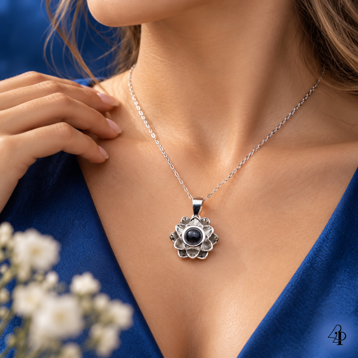 Silberne Fotokette mit Blumen-Anhänger aus 925er Sterlingsilber, am Hals getragen