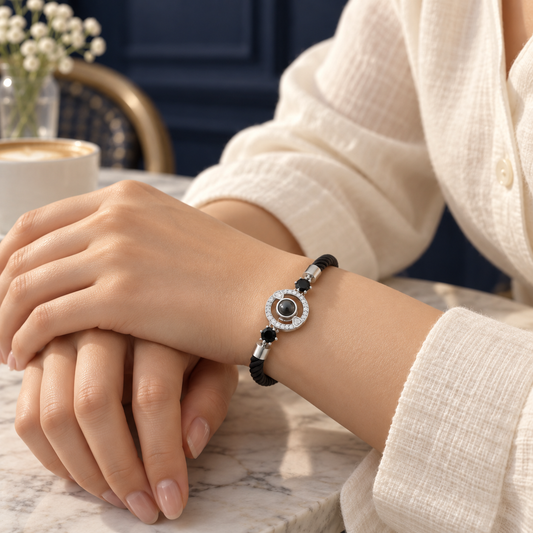 Frau trägt das 4MyLove Fotoarmband mit schwarzem Kordelband und silbernem Kristallkreis am Handgelenk.