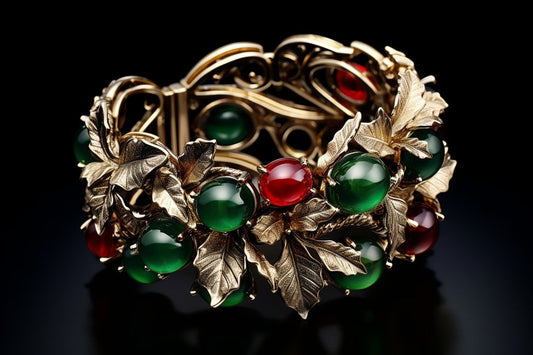 Goldenes Armband mit Blattornament und roten und grünen Cabochons