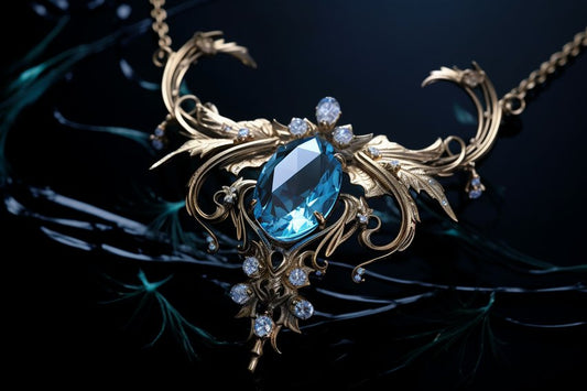 Goldener Jugendstil-Anhänger mit großem blauem Cabochon-Stein und filigranen Blattranken mit Diamant-Akzenten auf dunkelblauem Hintergrund