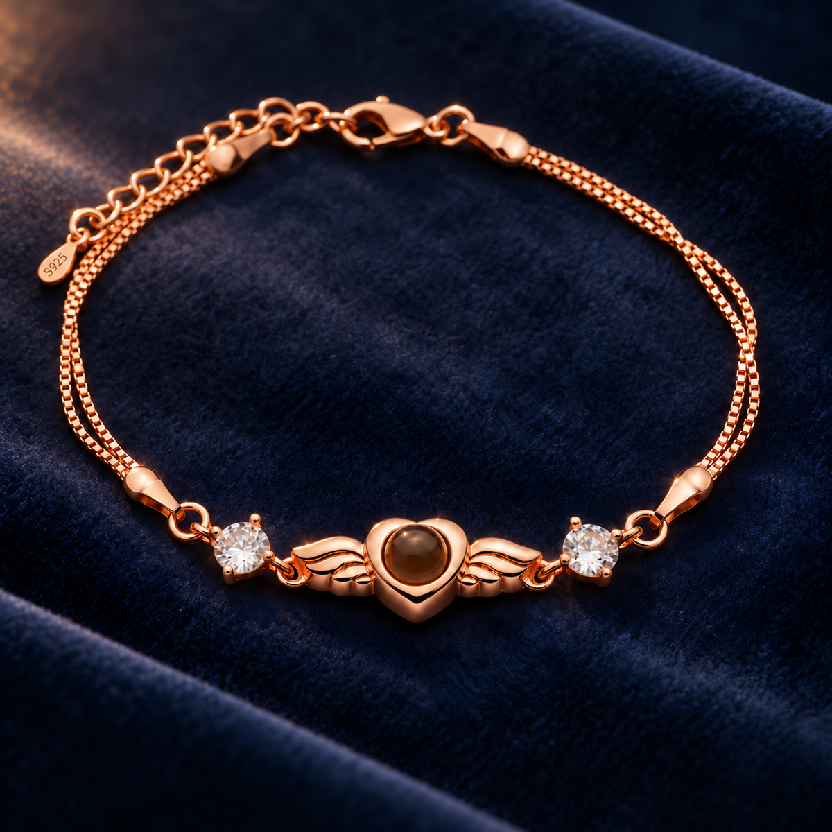 Armband mit Foto: roségoldenes Flügelherz mit Projektionslinse und funkelnden Steinen am Doppelkettchen