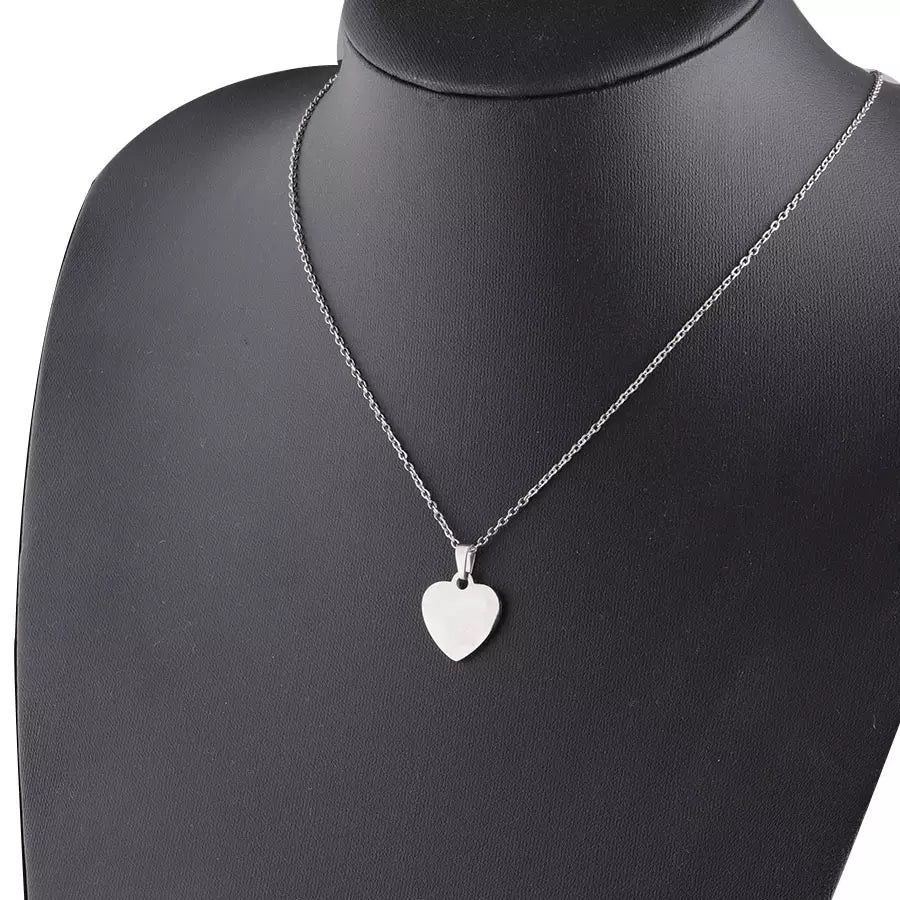 Geschenk mit Gravur: silberne Herzkette mit gravierbarem Anhänger an einer Schmuckbüste