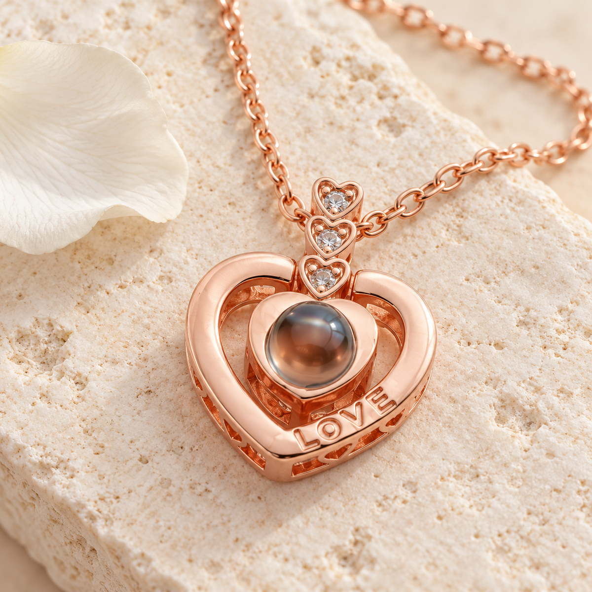 Frau trägt die roségoldfarbene Fotokette „Drei kleine Herzen“ von 4MyLove mit offenem Herzanhänger.