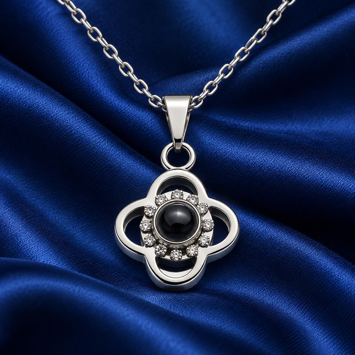 Silberfarbene Fotokette „Offene Blüte“ von 4MyLove mit separater Öse und dunkler Fotolinse auf blauem Satin.