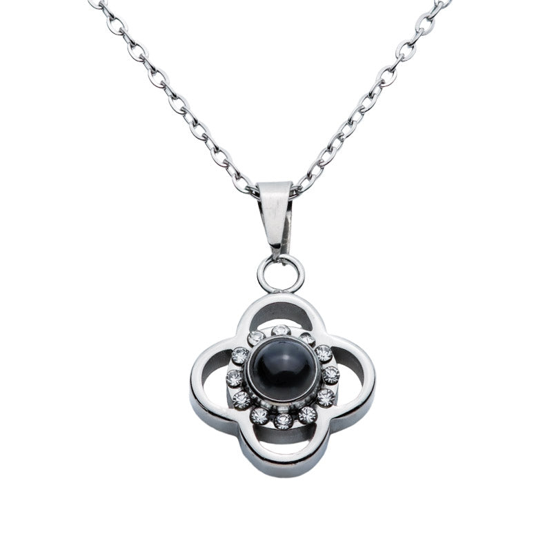 Offene Blüte als Fotokette – personalisierter Schmuck für Frauen