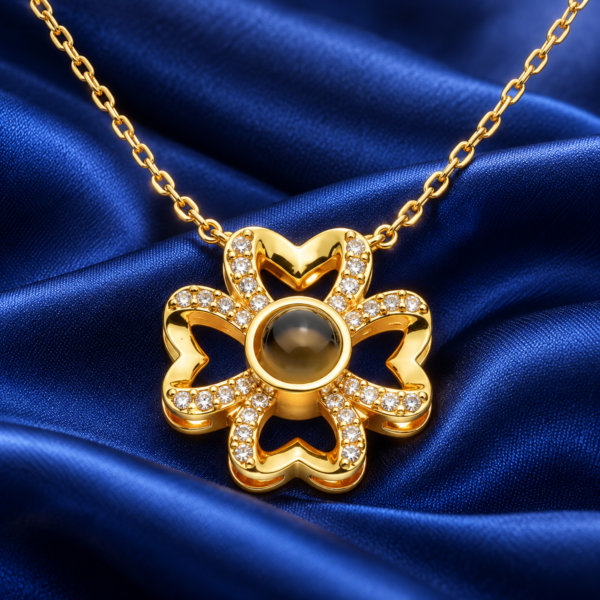 Fotokette Vier Herzen in Gold von 4MyLove auf blauem Satin