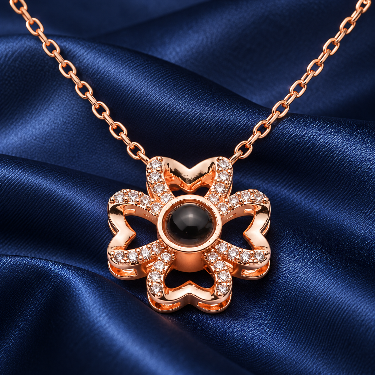 Fotokette Vier Herzen in Roségold von 4MyLove auf blauem Satin