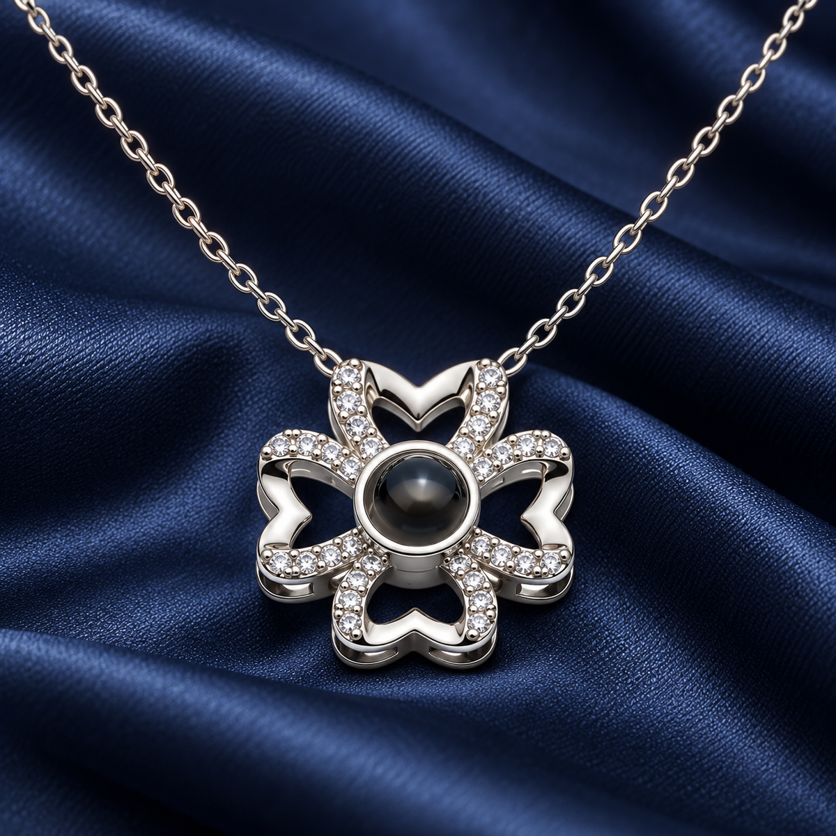 Fotokette Vier Herzen in Silber von 4MyLove auf blauem Satin