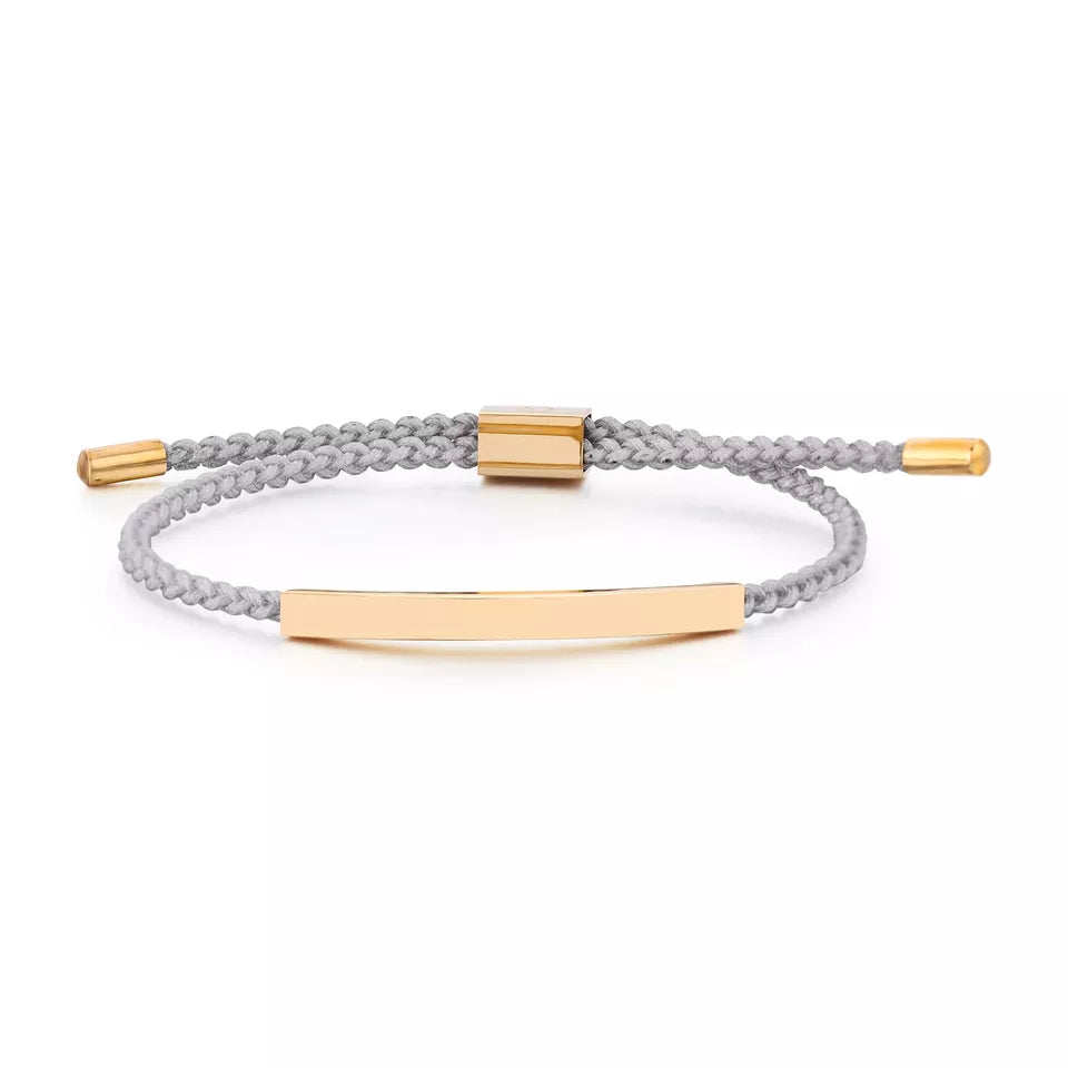 Armband Stoff mit Gravur – getragen am Handgelenk