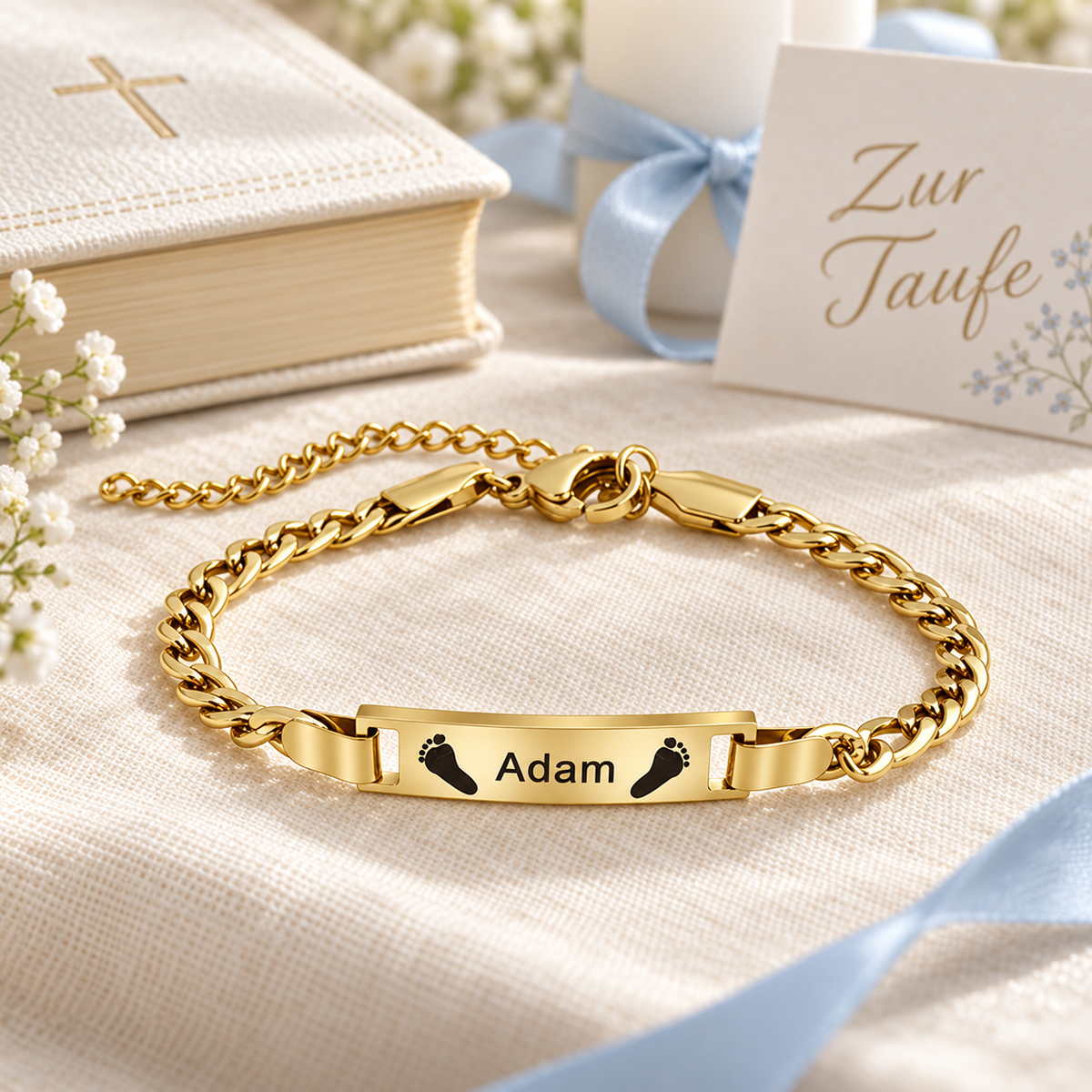 Babyarmband mit Gravur Gold – Namensarmband „Adam“ mit Füßchen als Geschenk zur Taufe