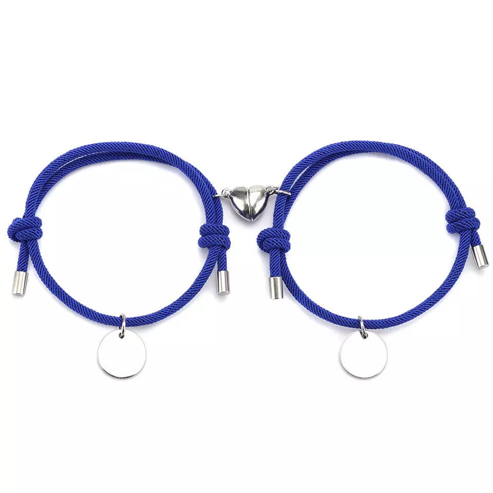 Beide Partnerarmbänder mit Gravur nebeneinander – Magnetherz-Set