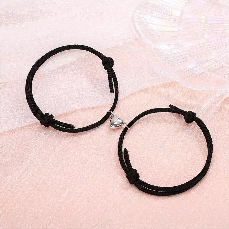 Beide Partnerarmbänder nebeneinander – Magnetherz personalisiert