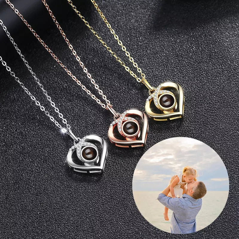 Foto-Projektionskette mit Herzanhänger in Silber und Gold und projiziertem persönlichen Foto