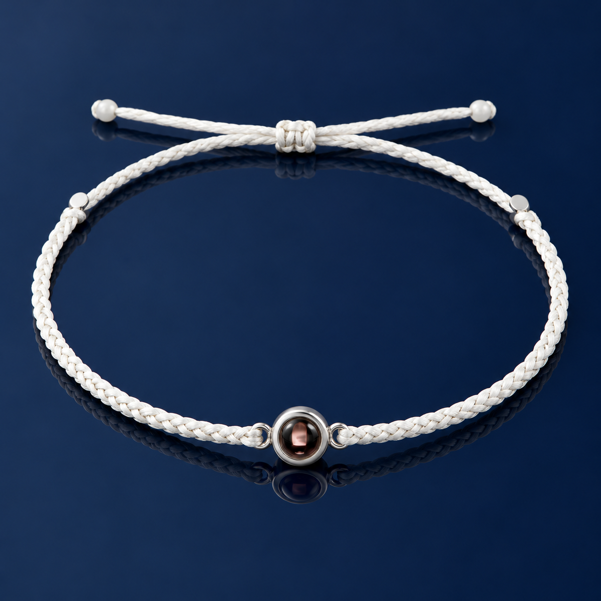 Fotoarmband Klassisch Weiß – geflochtenes Armband mit Foto-Medaillon und Projektionslinse