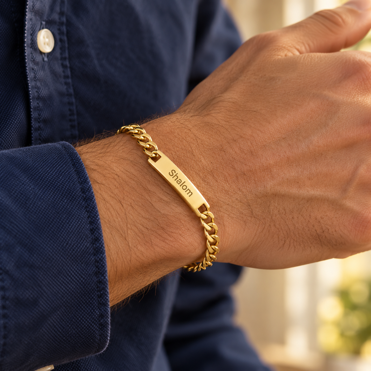 Herrenarmband mit Gravur am Handgelenk getragen – goldene Panzerkette