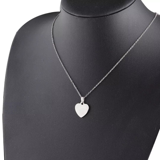 Herzkette mit Gravur am Hals getragen – personalisierter Schmuck