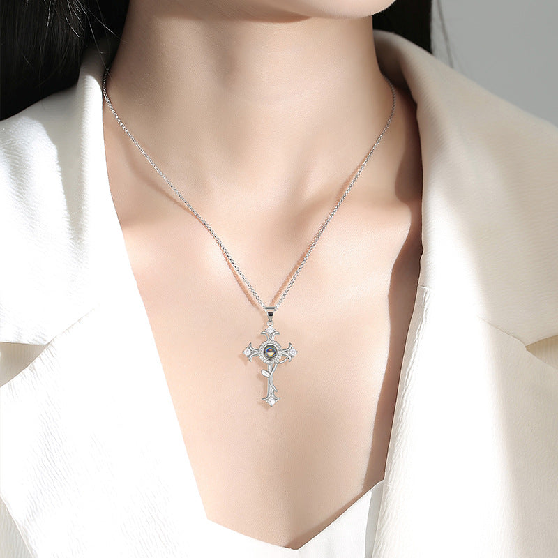 Kette mit Bild in der Projektionslinse – Kreuz mit Rose