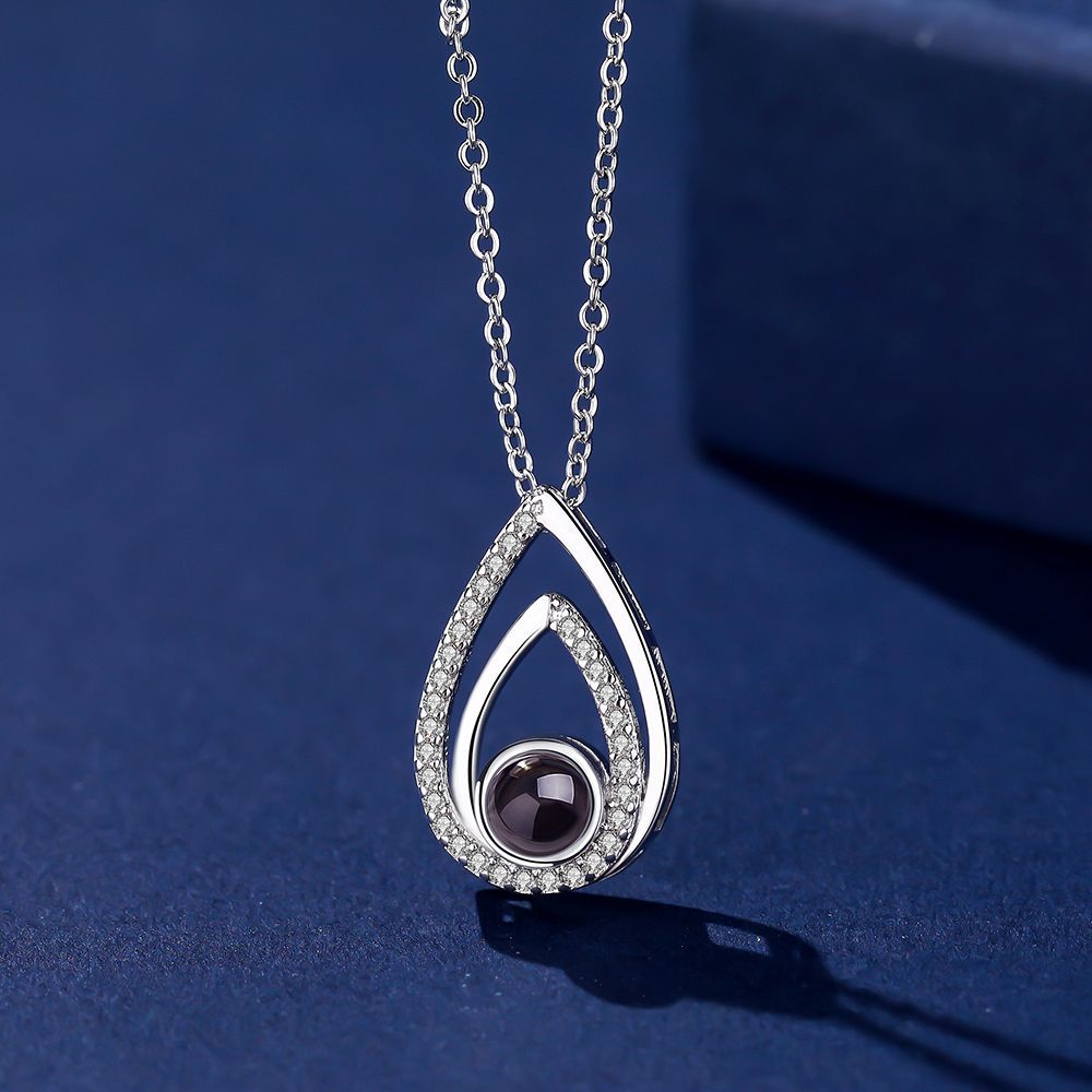 Fotokette mit Tropfenanhänger und kleinen Kristallen in Silber