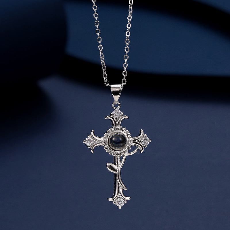 Kreuz mit Rose – Foto in der Projektionslinse