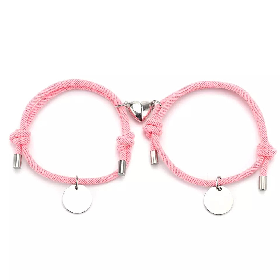 Magnetarmbänder mit Gravur als Geschenkset für Paare
