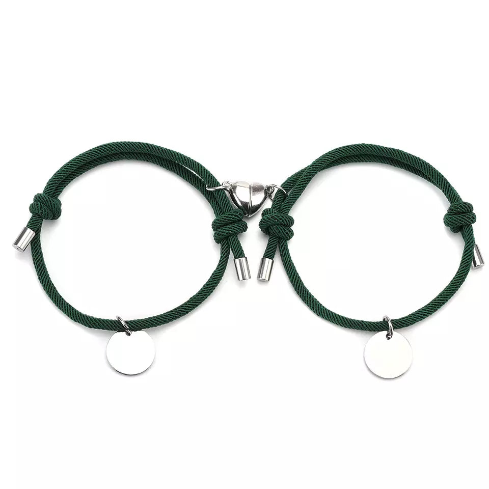 Magnetarmbänder Set mit Gravur – am Handgelenk getragen (Nahaufnahme)