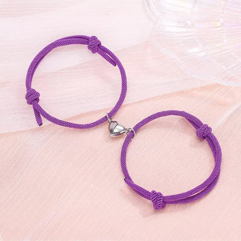 Partnerarmbänder Magnetherz am Handgelenk – Nahaufnahme