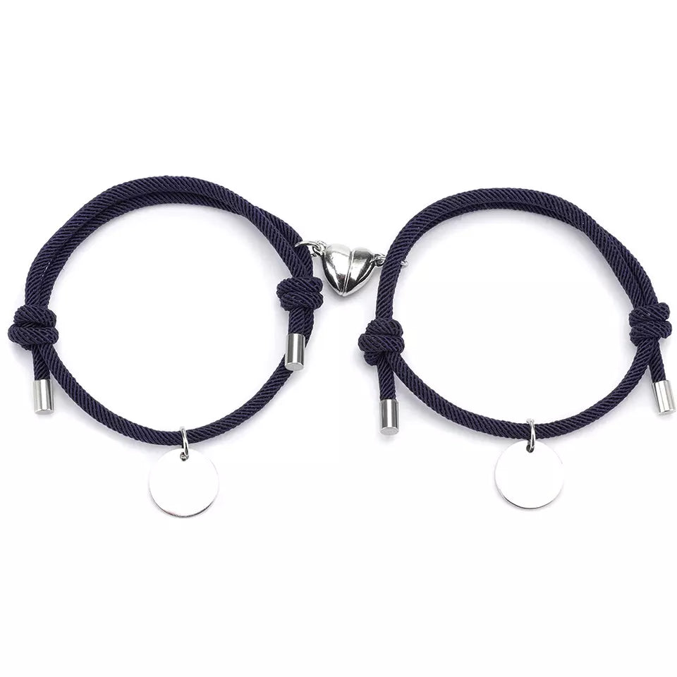 Partnerarmbänder Magnetherz Gravur – Seitenansicht des Sets