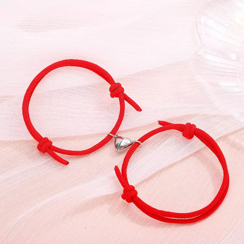 Partnerarmbänder mit Magnetherz von 4MyLove – zwei Armbänder, deren Herzhälften magnetisch zusammenfinden