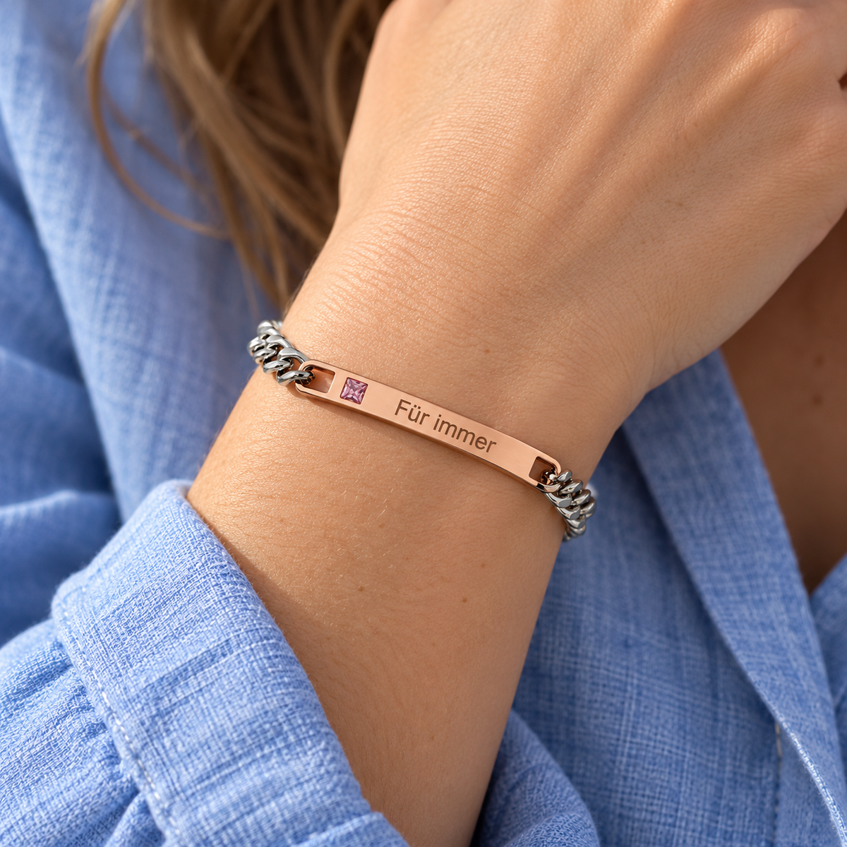 Partnerarmband Damen Roségold am Handgelenk – Gravur „Für immer“