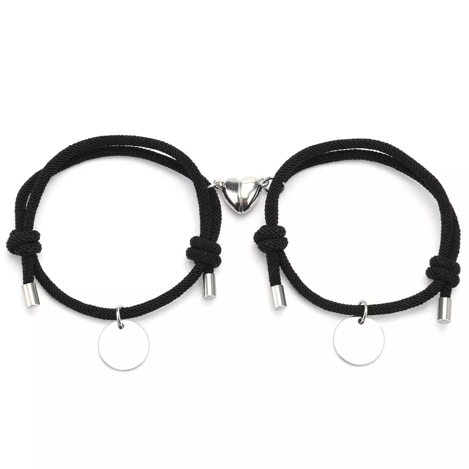 Partnerarmband mit Magnetherz und persönlicher Gravur von 4MyLove – Partnerschmuck für Paare