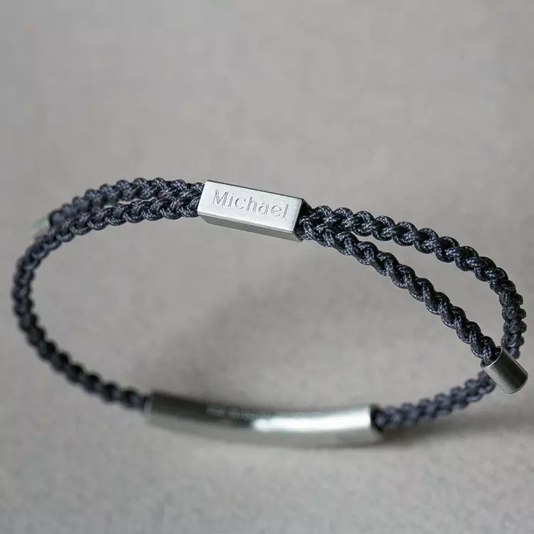 Personalisiertes Stoff-Armband mit Gravur – Seitenansicht