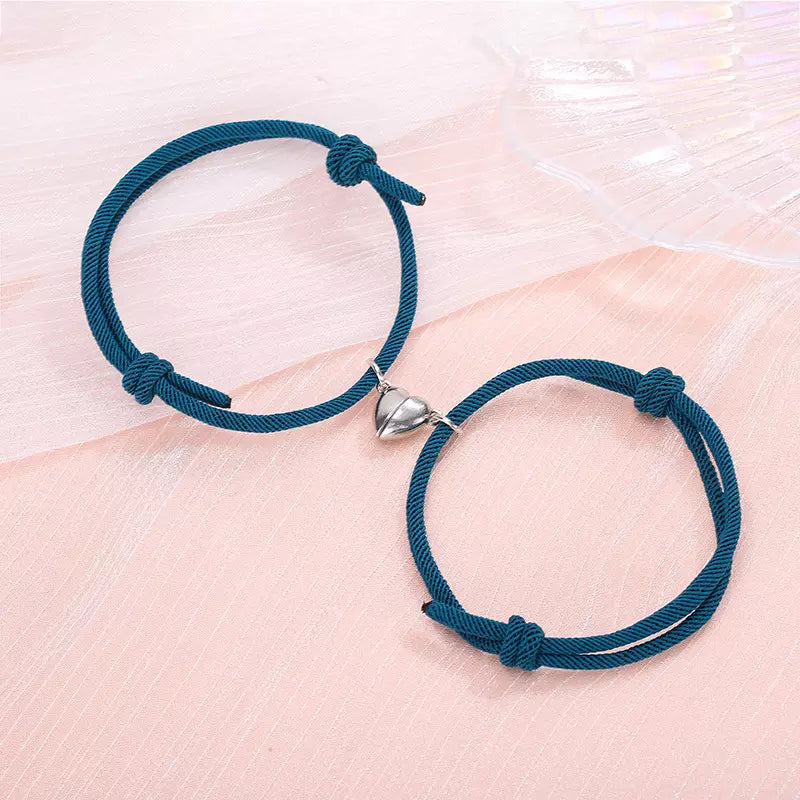 Seitenansicht zweier Partnerarmbänder mit Magnetherz von 4MyLove