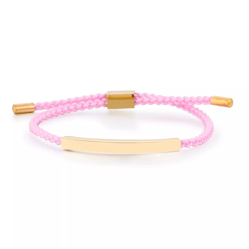 Stoff-Armband mit persönlicher Gravur, Nahaufnahme