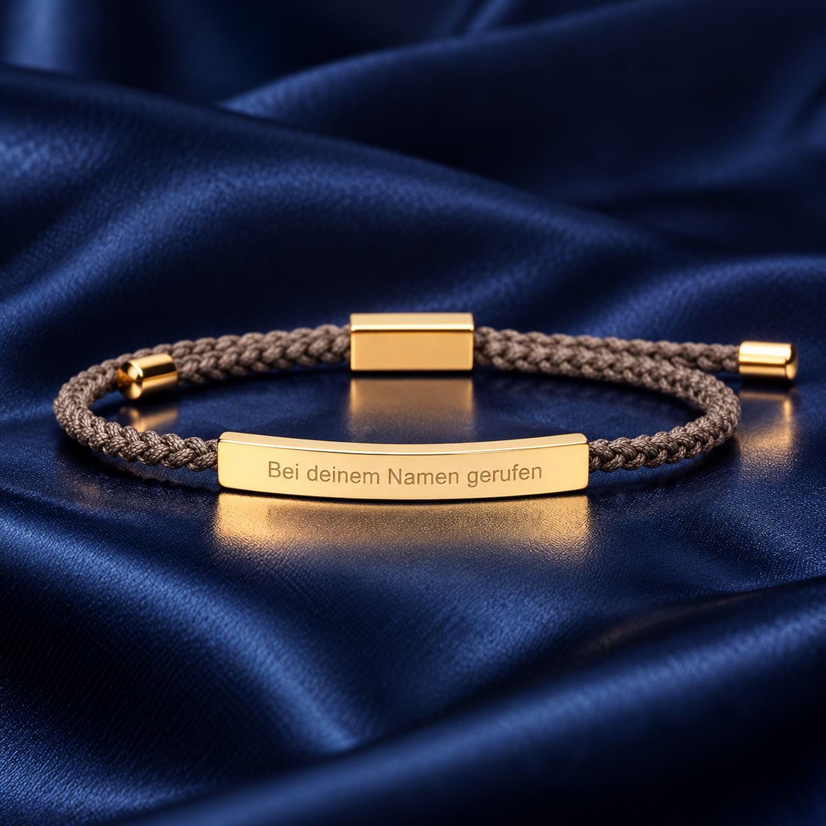 Stoffarmband mit Gravur – geflochtenes Armband Taupe mit goldener Platte „Bei deinem Namen gerufen“