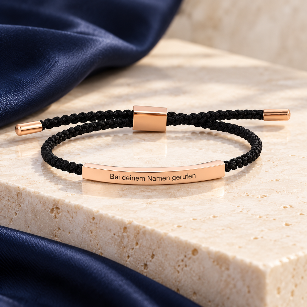 Schwarzes Stoffarmband mit Gravur – roségoldene Gravurplatte, verstellbar