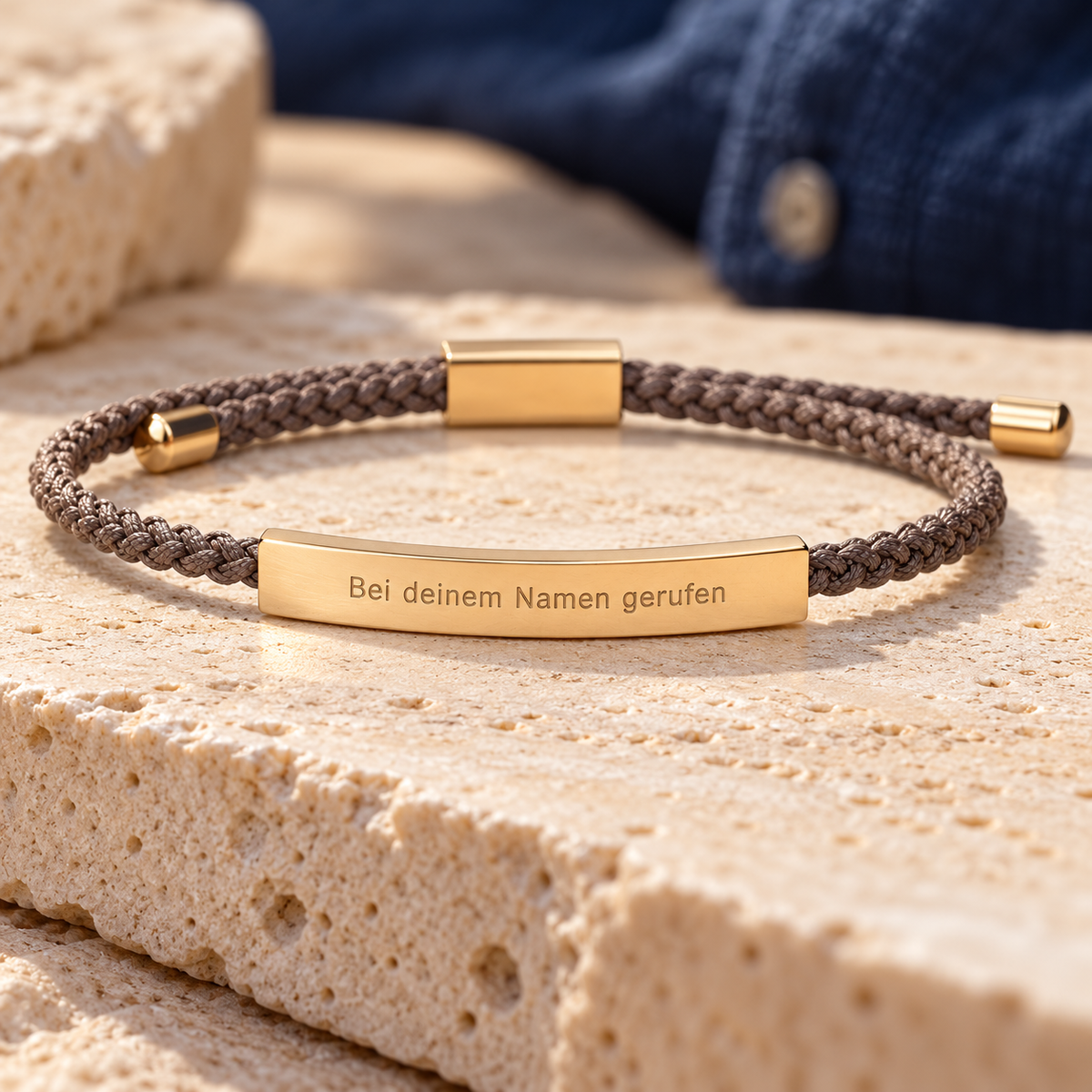 Geflochtenes Armband mit Gravur in Taupe und Gold auf Naturstein