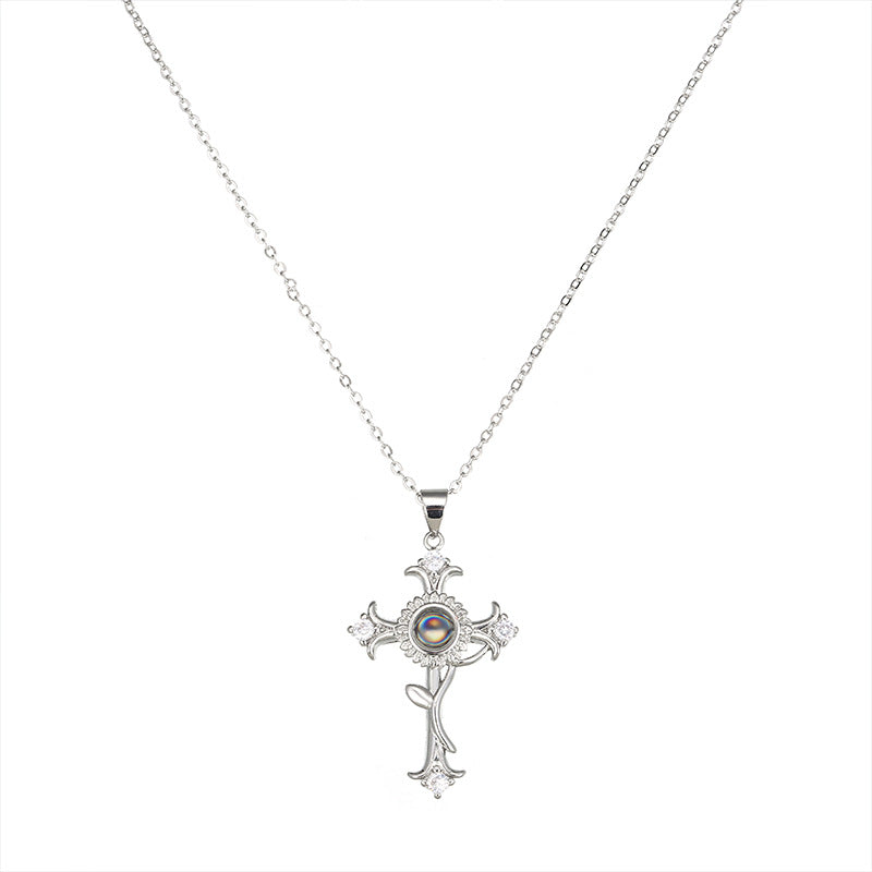 Verziertes Kreuz mit Rosenranke und Foto – personalisierter Schmuck